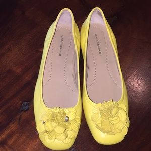 Bandolino lime green size 8 leather flats.